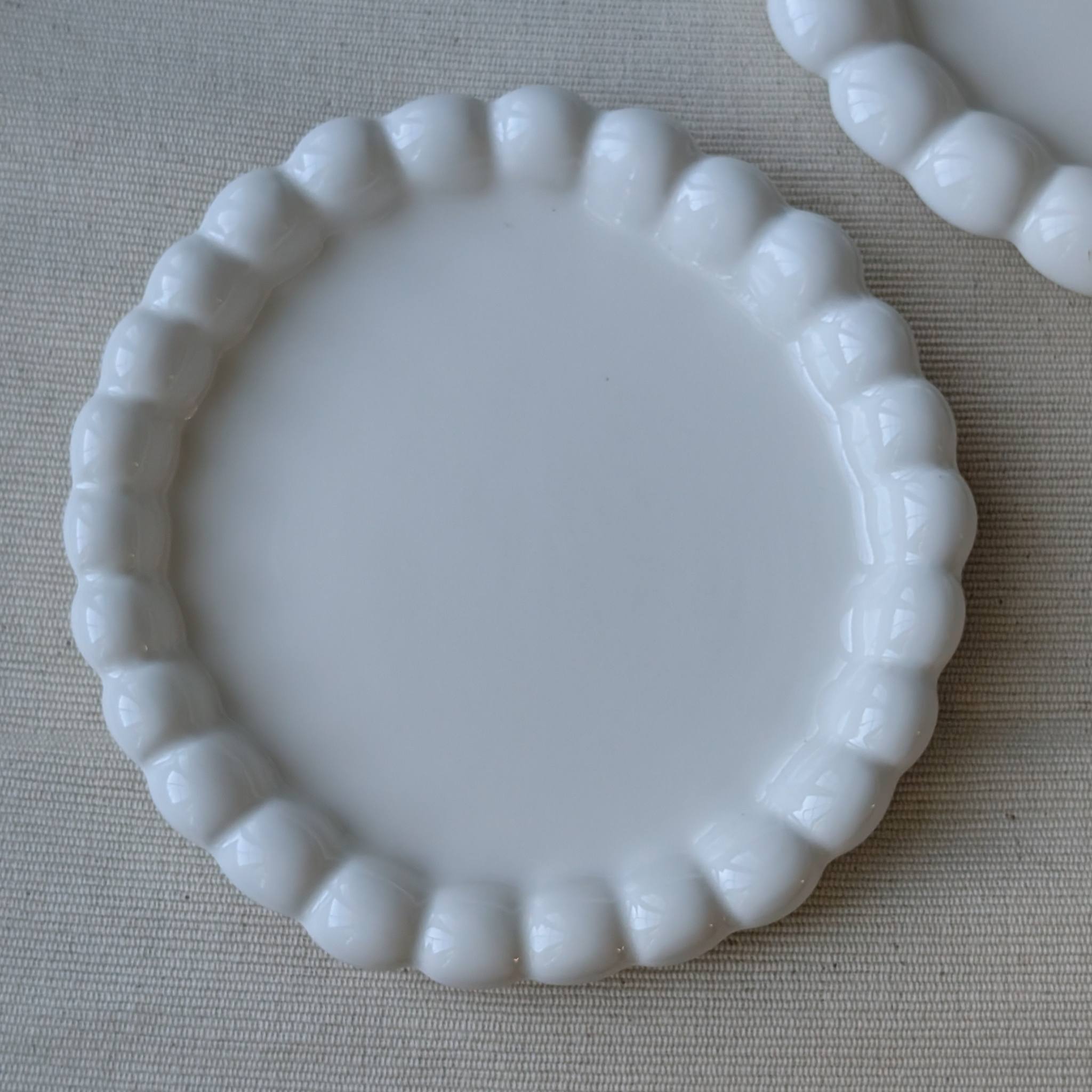 White curved-edge ceramic plate elegant minimalist tableware for desserts, salads, or everyday dining
