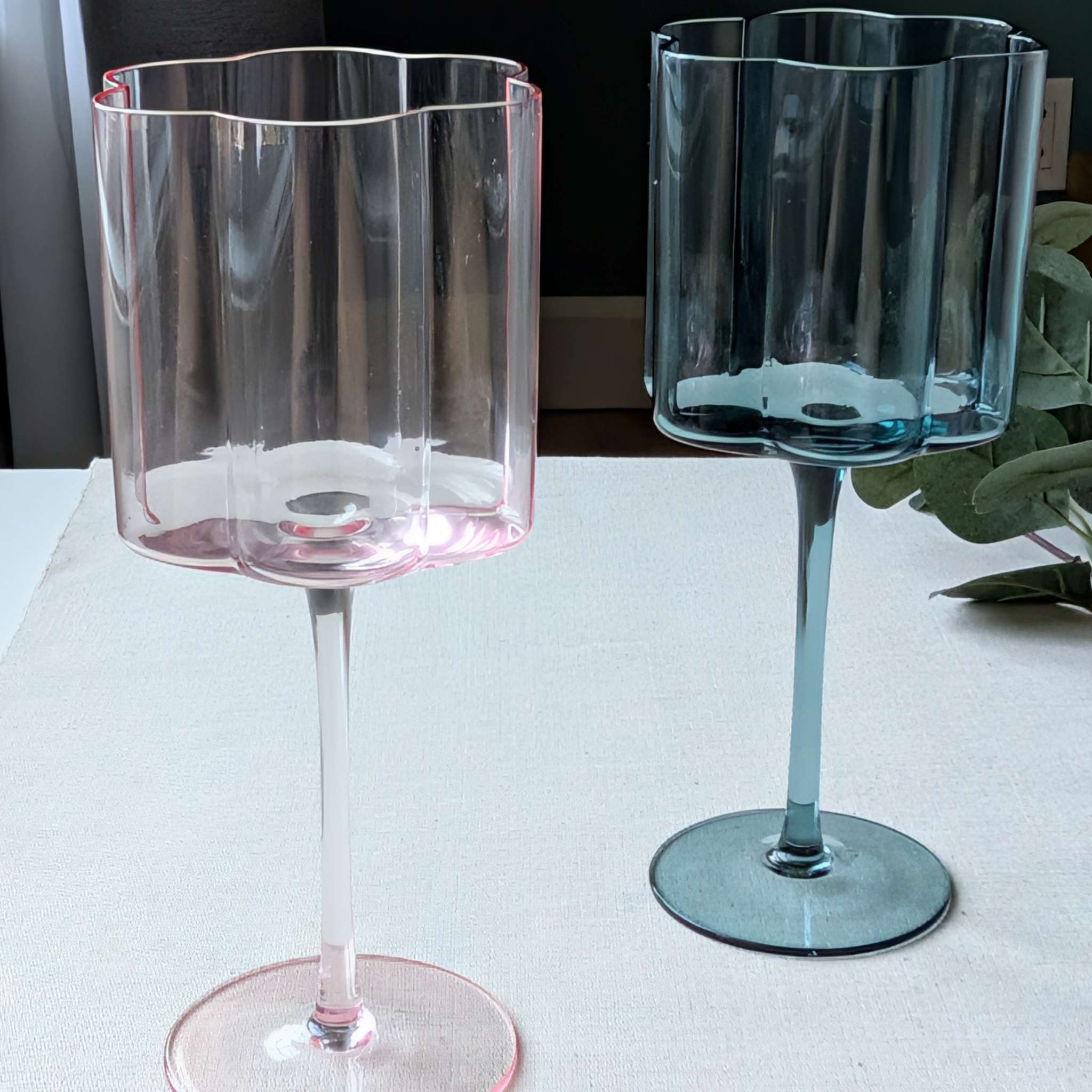 Set of tall flower-shaped scalloped wine glasses in pink and blue glass, perfect for cocktails, wine