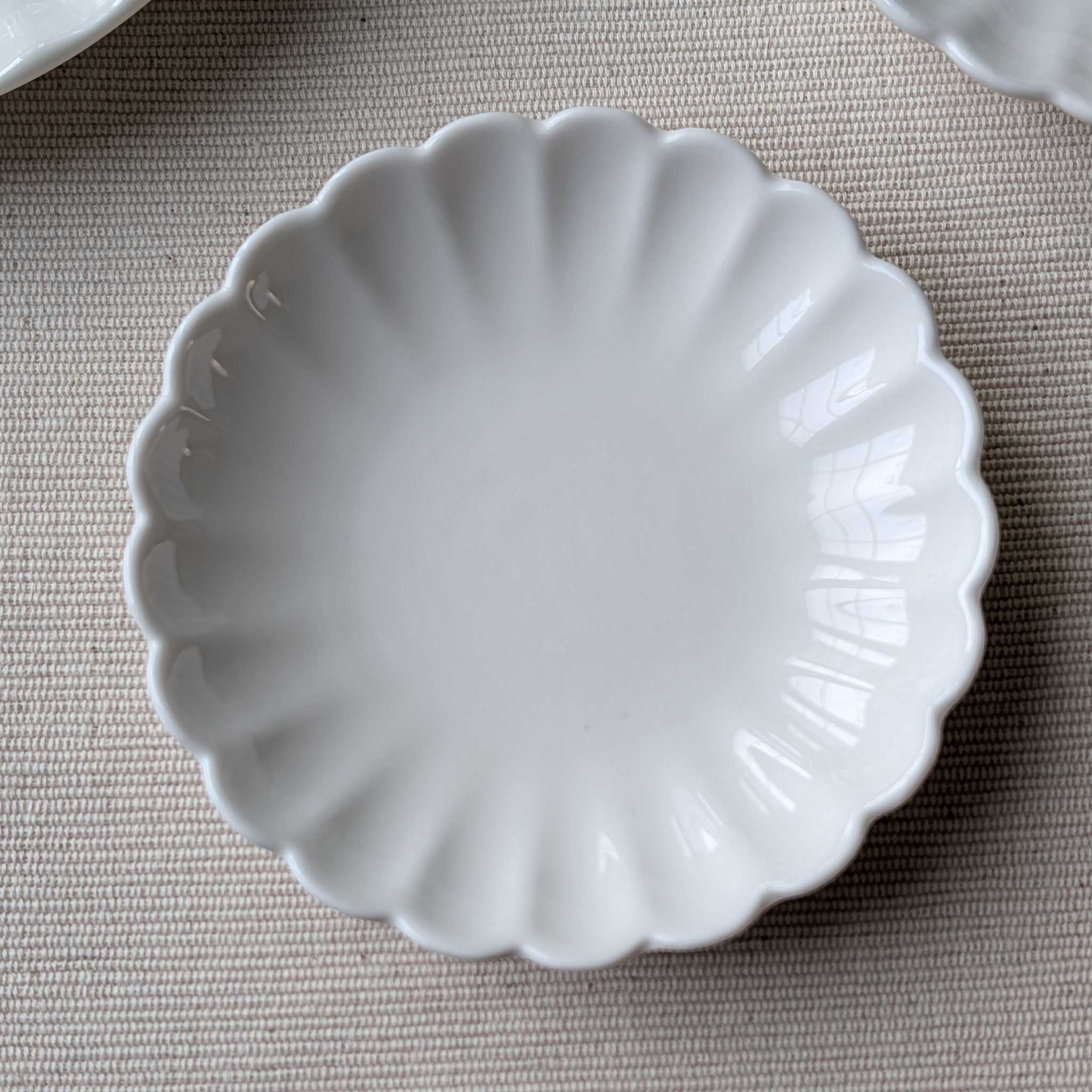 Ivory scalloped ceramic plates for appetizer