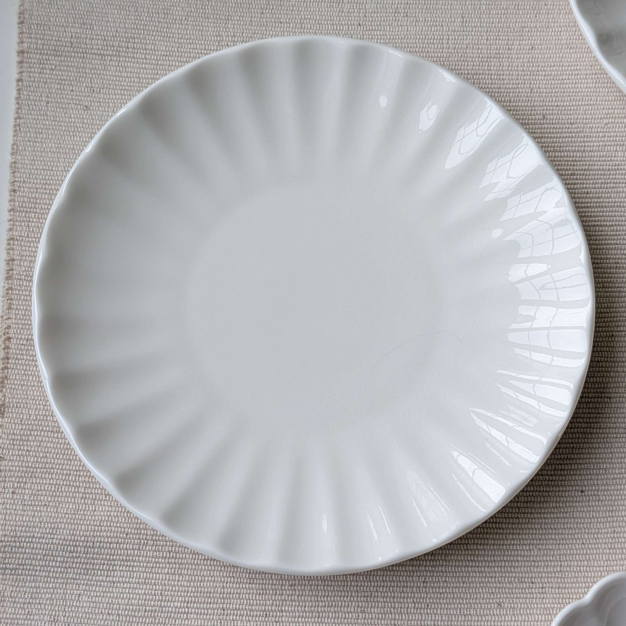 Ivory scalloped ceramic plates for dessert