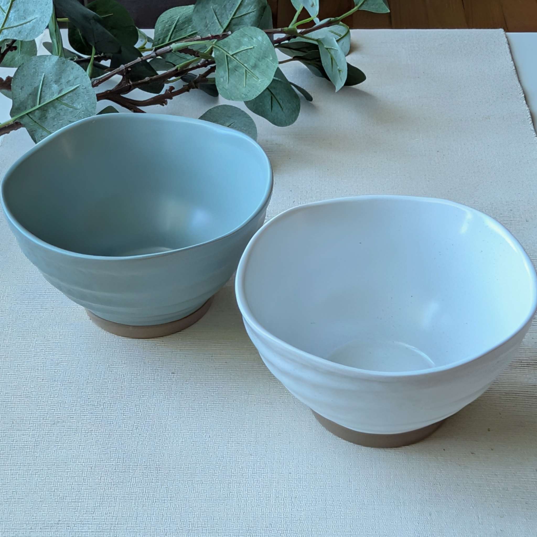 Set of wavy speckled ceramic bowls in white and mint
