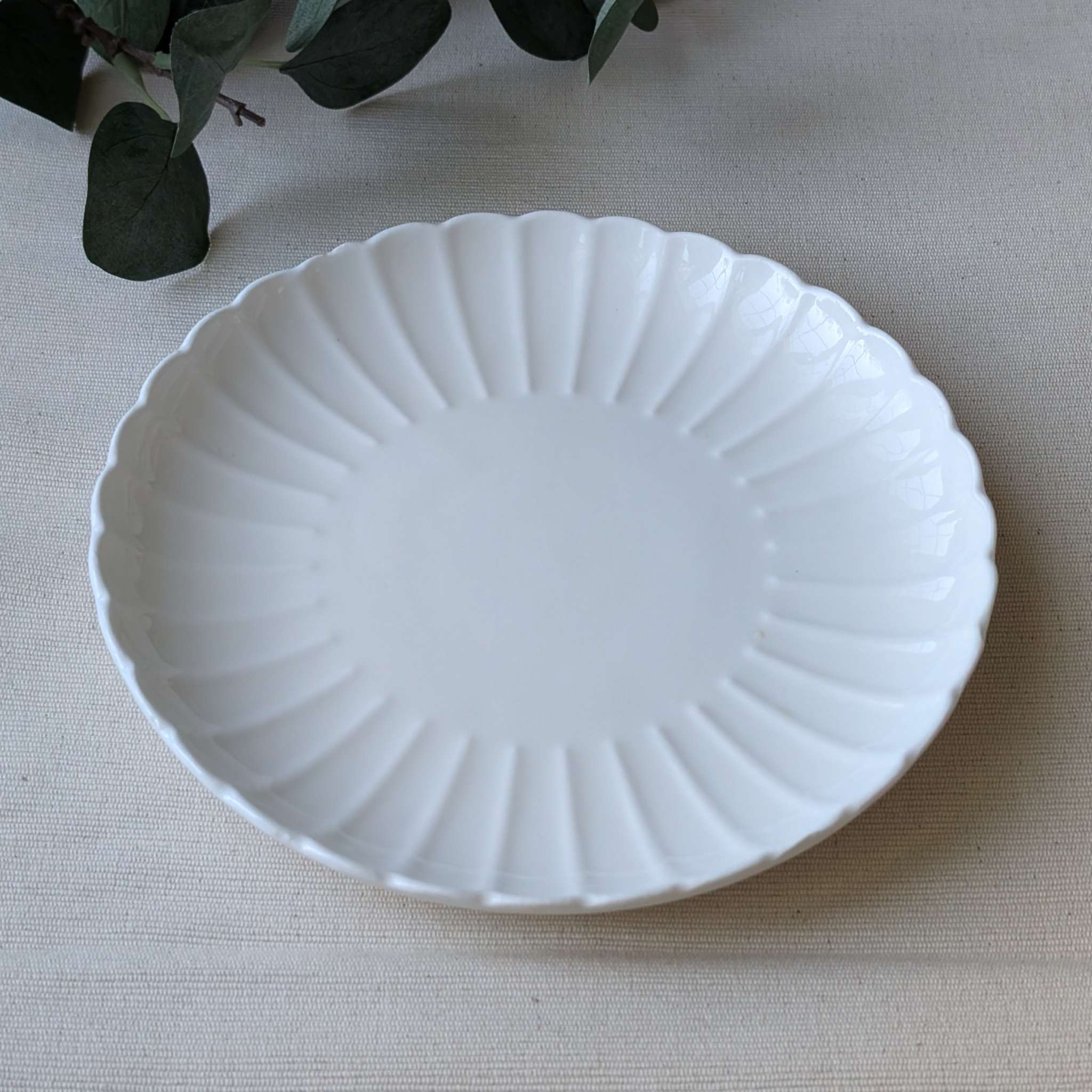 White scalloped ceramic dinner plate with elegant wavy rim