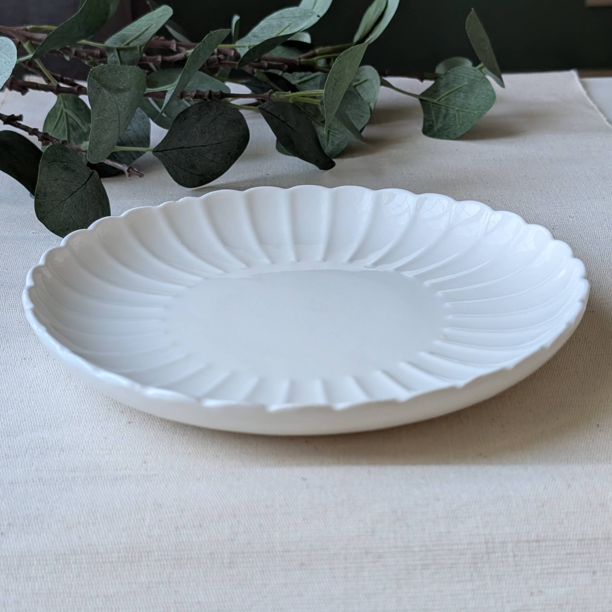 White scalloped ceramic dinner plate with elegant wavy rim