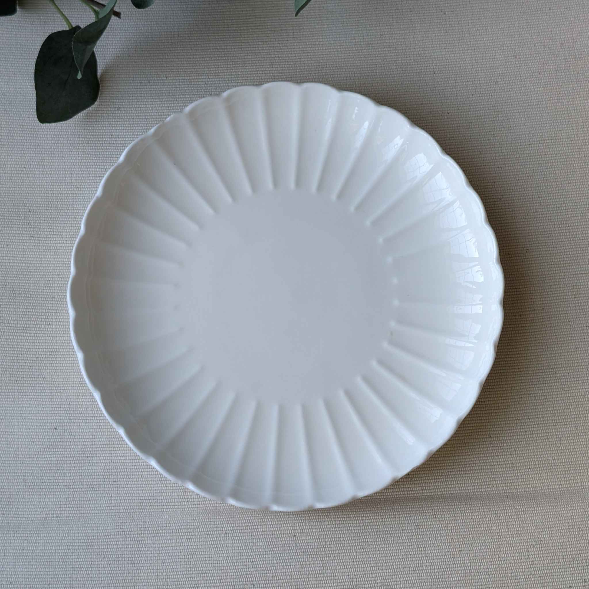 White scalloped ceramic dinner plate with elegant wavy rim